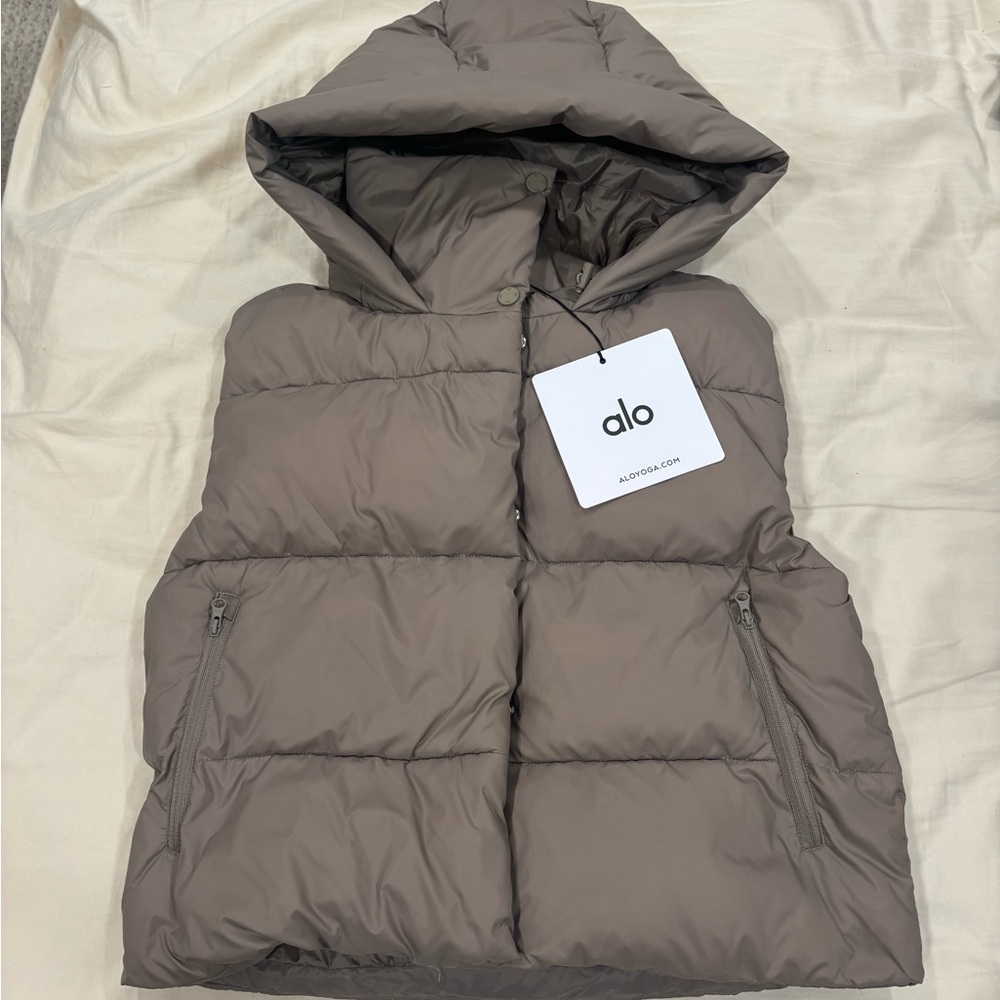 Alo yoga crop puffer vest size xs new with tags